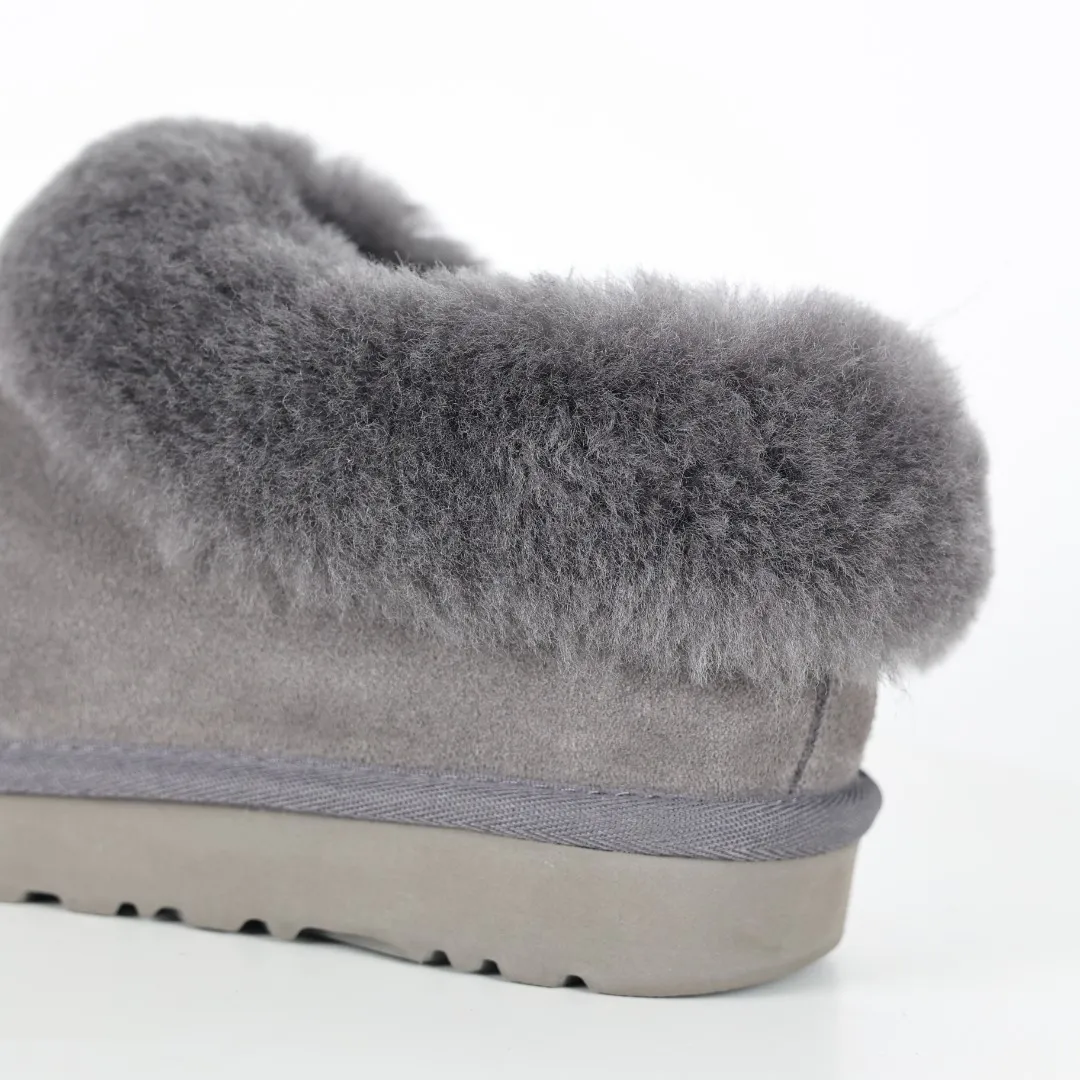 Pick up locally 💰520 Core recommendation with good price It is a very suitable choice for home use. In recent years, uug has launched a series of styles, which are partially geared towards the preferences of young consumers and have also moved to the forefront of fashion trends. Shoe body material: water-repellent coated suede upper, 17 mm UGGPURE™ implantable wool insole, lightweight non-slip and comfortable rubber outsole, with brand LOGO and trademark, with full packaging Size: 35 36 37 38 39 40